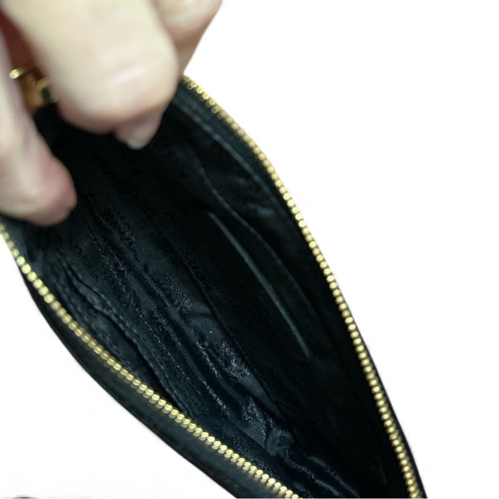 👩🏻🍳Sold👩🏻🍳Michael Kors Black and Gold Monogram sleek Wristlet Mini Bag EUC - Picture 6 of 6